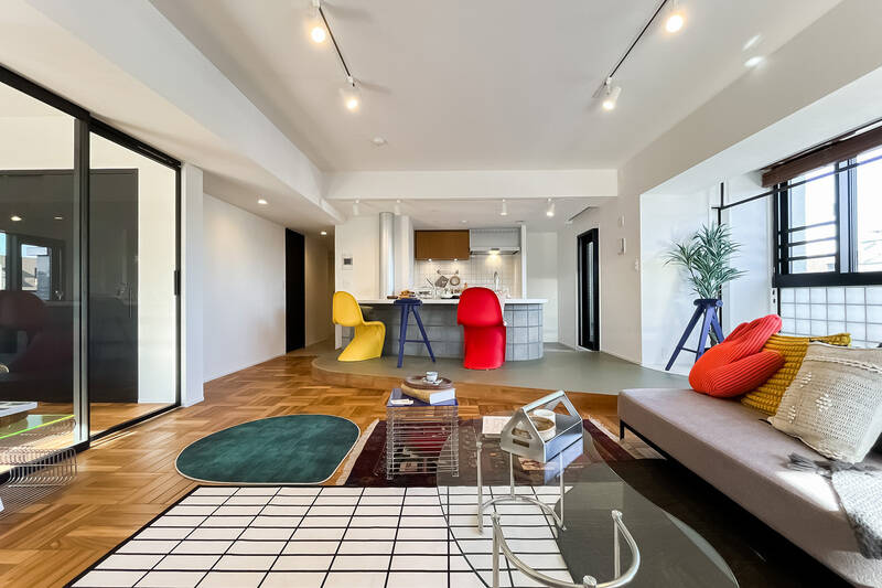 内装は白を基調に、黒いサッシがアクセントになったメリハリある印象。フローリングブロックも表情豊かで存在感があり、どんなインテリアを合わせてもおしゃれに仕上がりそうです。