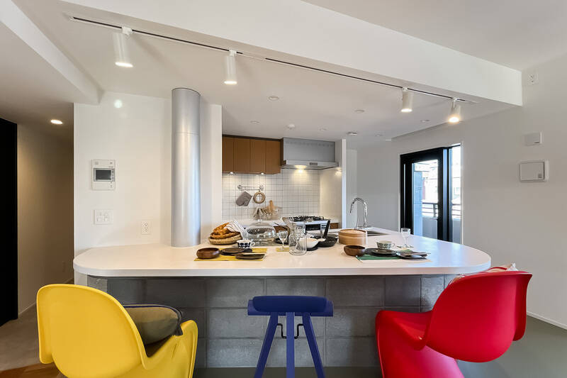 キッチンとひとつづきのカウンターはゆとりある広さ。食事はもちろん、仕事も捗りそう。