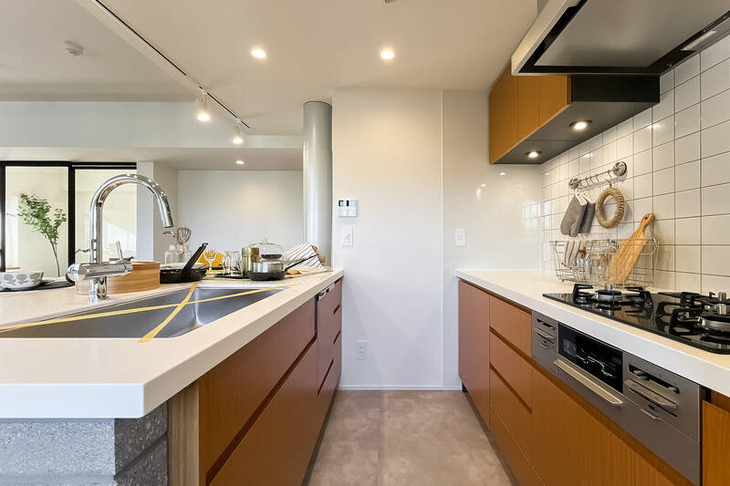 キッチンは、3口ガスコンロ・食洗機・浄水器付き水栓を完備。コンロ側の壁は、タイル張りでお掃除がしやすい仕様です。