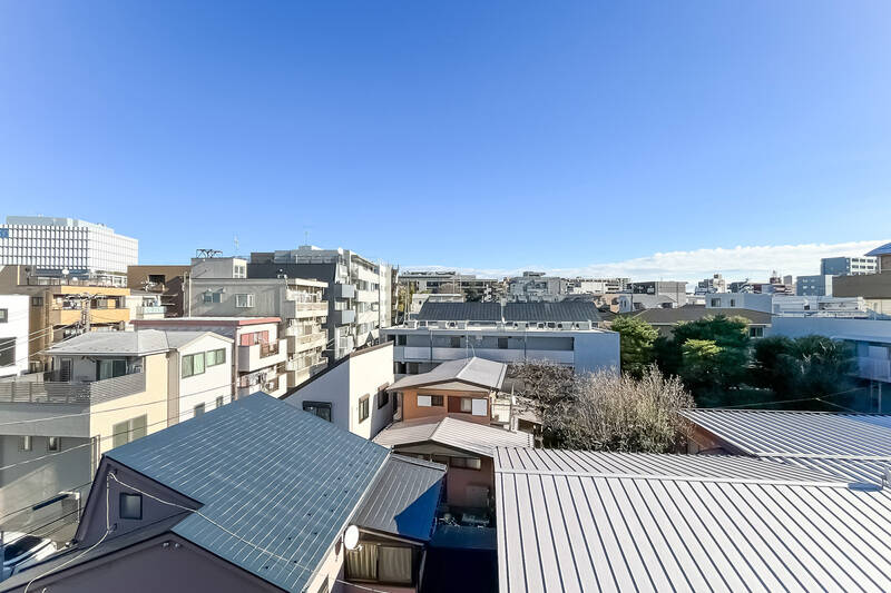 住戸は5階所在。周辺の建物は目線よりも下に立っており、空を広く仰げます。
