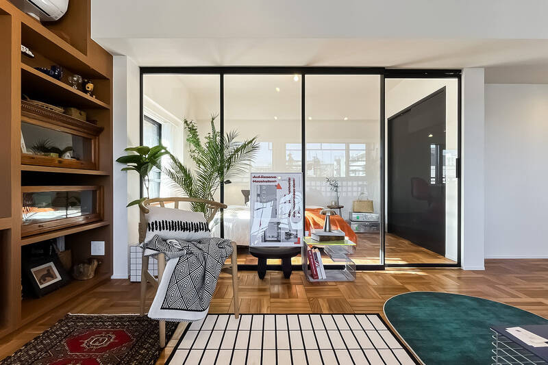 スケルトンの引き戸で仕切られた洋室B。