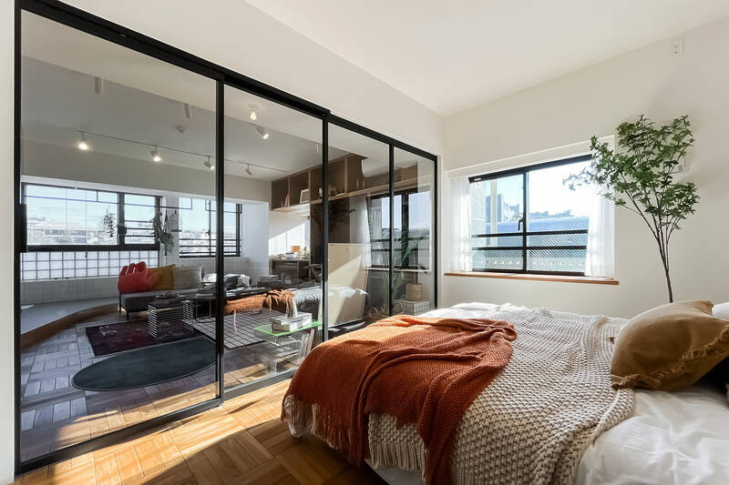 窓は南西向き。閉塞感のない引き戸が視線をのびやかに広げ、帖数以上のゆとりを感じさせます。