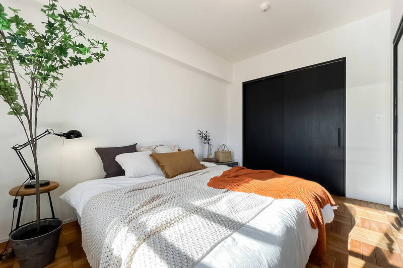 大きめのベッドや、サイドテーブルを置いてもまだゆとりあるサイズ感。クローゼット付きです。