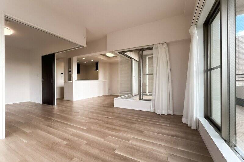 LDK自体は “Z字” のような形状をしており、キッチン前をダイニング、写真手前をリビングとゾーニングがしやすそう。