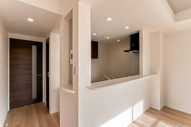 ちょっとしたおこもり感あるキッチン。側面には収納やニッチが設けられています。