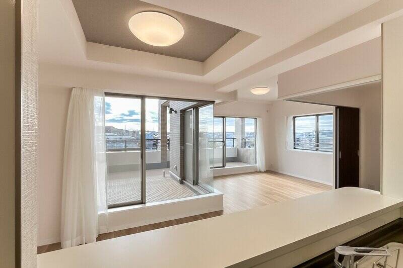 お料理している時も気分は晴々。キッチン前は折り上げ天井に。