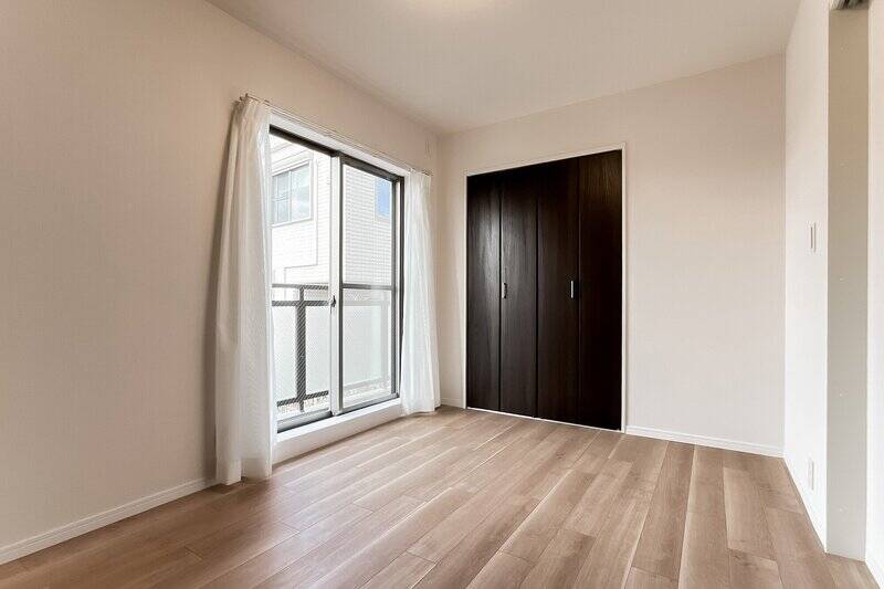 折れ戸2枚分のクローゼット付き。掃き出し窓の先にはバルコニーがあります。