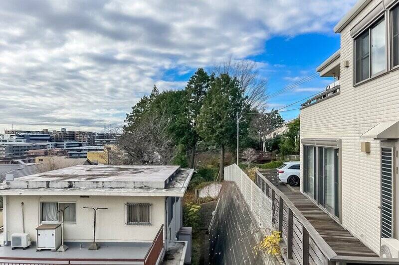 掃き出し窓から外に出ると、空に加え緑も視界に入ります。