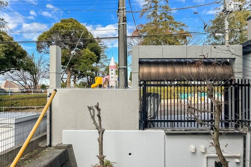 北向きの窓の外にはマンションの駐輪場と……ロケット!? 後ほどまたご紹介しますね。