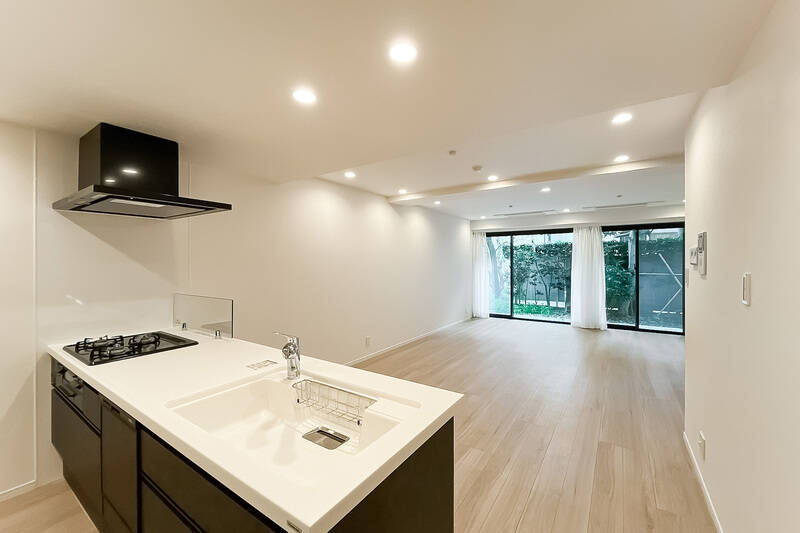 お庭の緑を望む、南西向きの広々した空間。対面式キッチンには食器洗い乾燥機、3口ガスコンロにグリルを搭載しています。