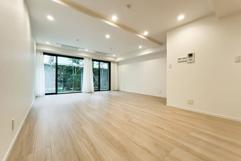 “L字型” をしているため、キッチンの前をダイニング、窓際をリビングとゾーニングしやすそう。