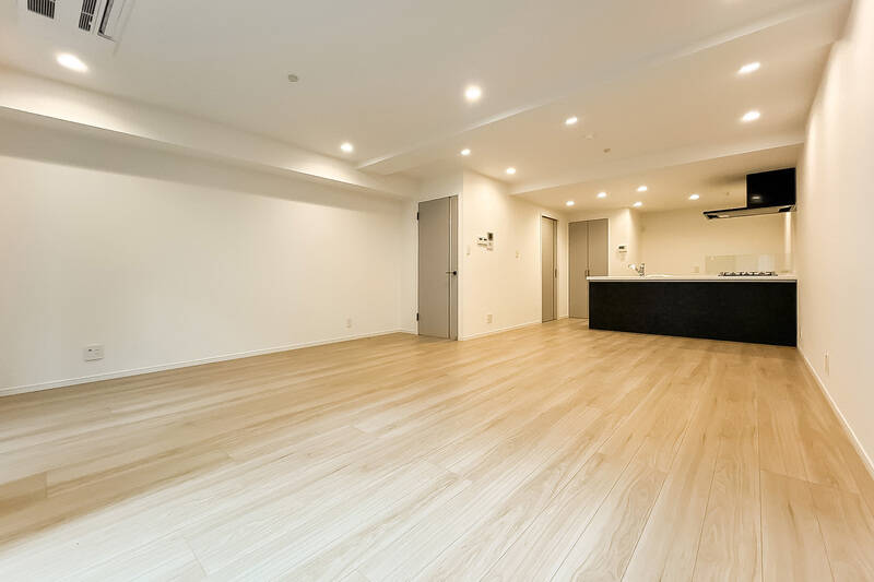 LDKは2箇所から出入り可能。キッチンの横にはパントリーとして使えそうな収納が設けられています。