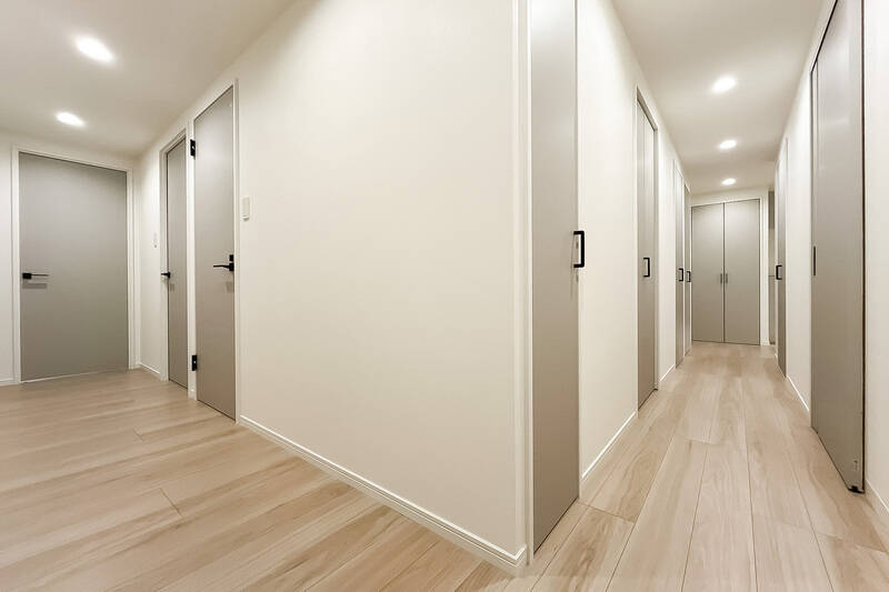 玄関まで続く右手側には廊下収納がずらり。左手側に4つの居室と水まわりが並んでいます。順にご紹介しますね。