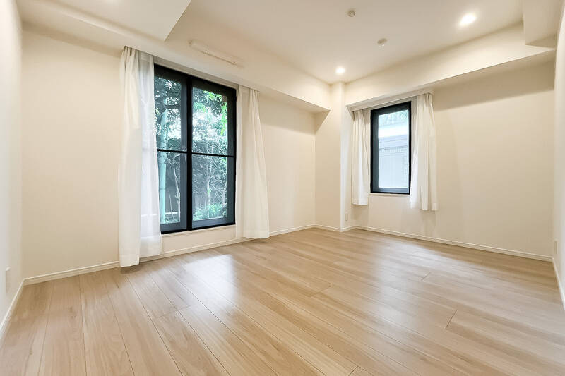 南西と北西の2面に窓がある居室です。出入り口近くにクローゼットがありますよ。