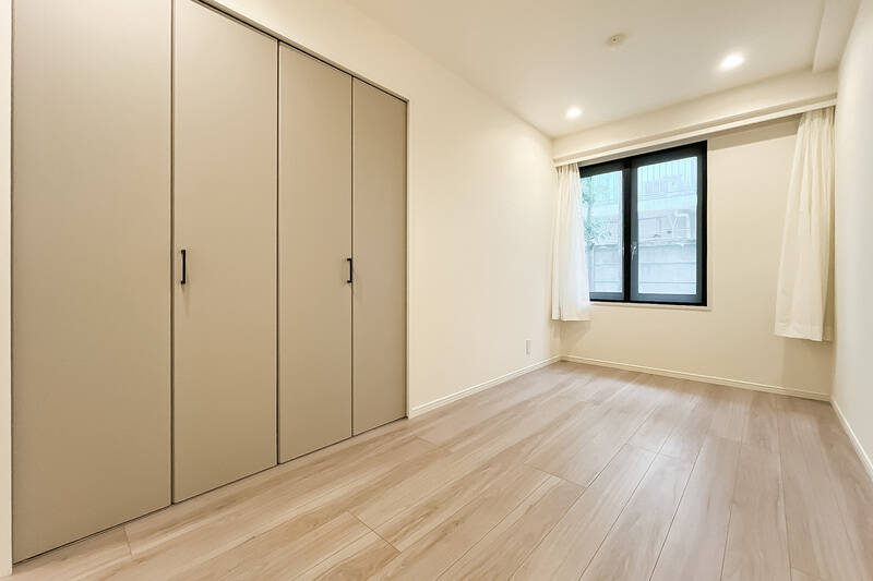 北西向きの腰高窓付き。柱の出っ張りがなく、家具の配置がしやすそうです。