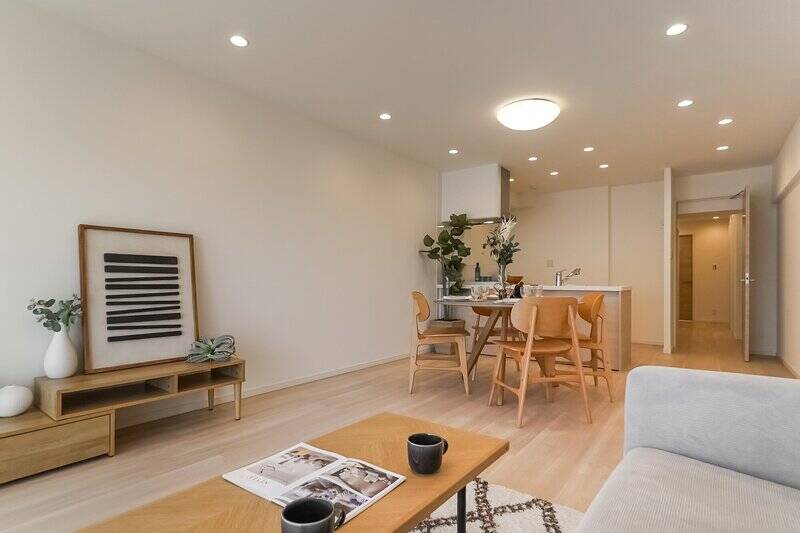 こういう縦長リビングはエリア分けしやすく、ダイニングテーブルとソファのレイアウトがとてもしやすいですよ。