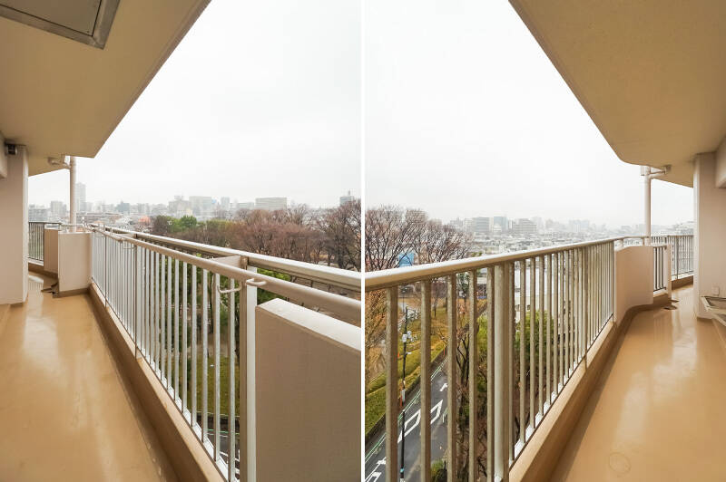 バルコニーはLDK〜洋室Ａ〜洋室Ｂにまでまたがって「く」の字状に延びています。奥行きも余裕があるので、外用のチェアなどを置いても素敵ですね。