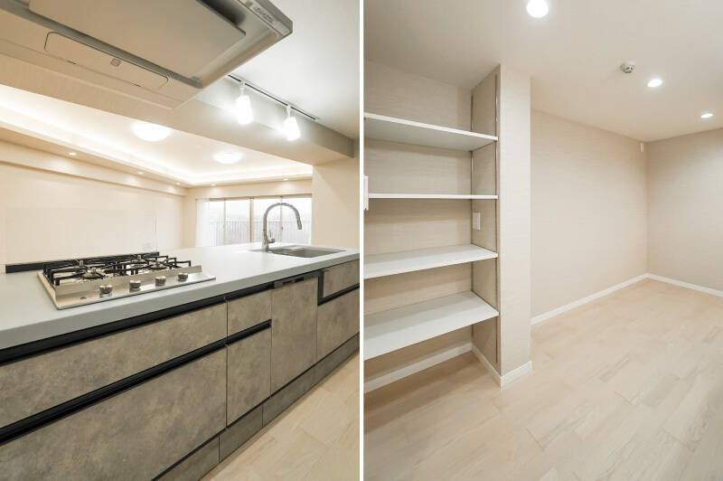 <b>左・</b>LDKを見渡す位置にドンと構えた、人工大理石トップのアイランドキッチン。全面五徳タイプの4口コンロがスタイリッシュな印象です。もちろん食洗機や浄水器を完備していますよ。／<b>右・</b>バックスペースにも余裕があるので、横幅を気にせずにキッチンボードを選べそう。造り付けの可動棚があるのもありがたいですね。