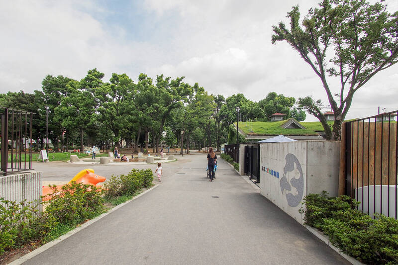 まずは、物件の目の前に広がる「東板橋公園」をご覧あれ。敷地内の「板橋こども動物園」では、ポニーの乗馬やモルモットとの触れ合い、ヤギへの餌やり体験などができます。なんと区の施設なので全て無料です！（徒歩1分）