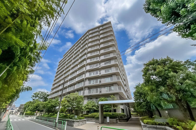 竹中工務店によって1983年に竣工した、総戸数372戸の大規模なマンション。2022年に大規模修繕工事が行われており、外観や共用部はきれいに保たれています。（写真は晴天の別日に撮影したものです）