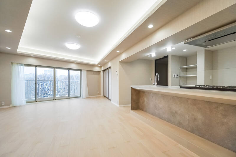 こちらの物件のLDKは約21.8帖で、三角形と四角形を組み合わせたような変形の空間です。南西向きの大きな掃き出し窓は、中央から左右へ大きく開けることができますよ。