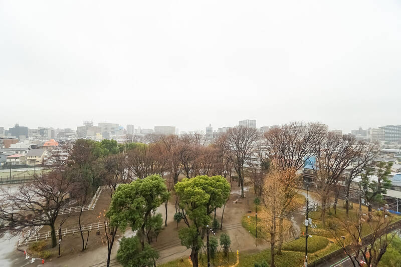 バルコニーに出れば、ちょうど公園を見下ろすナイスビュー！ 晴れた日にはもっともっと気持ちよさそうです……が、雨の公園のしんとした空気もまたGOODでしたよ。