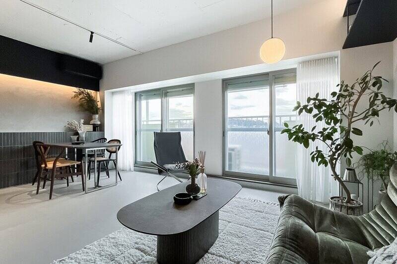 住戸の突き当たりにLDKが。南東側いっぱいに開口した窓からは日差しがたっぷりと取り込まれ、室内に光が満ちています。