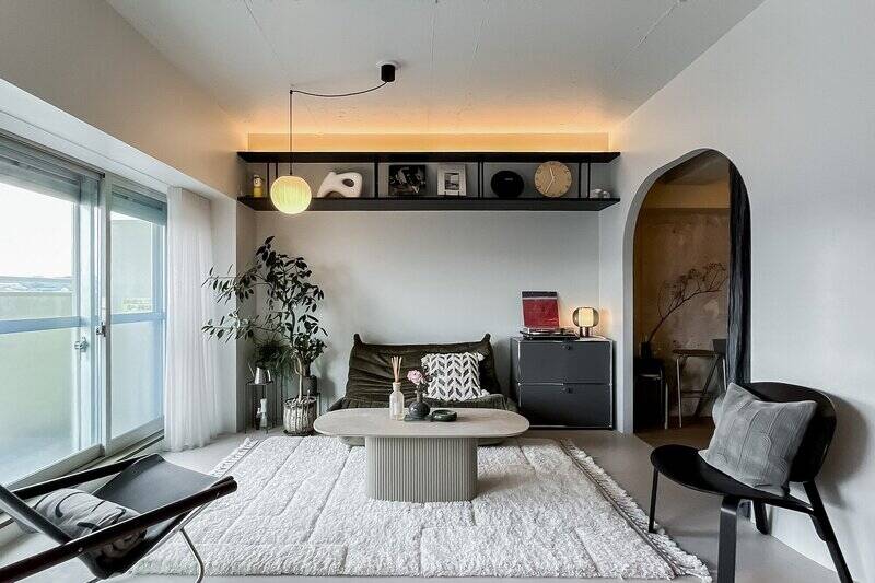 天井は躯体現しを白く塗装。高さも確保しているので、空間にゆとりを感じられます。