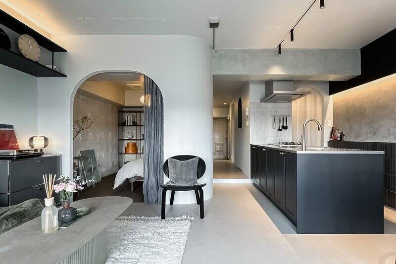 洋室の開口と間仕切り壁についているアールが印象的。南東から差し込む光が柔らかく反射するように考えられて設計されたそう。