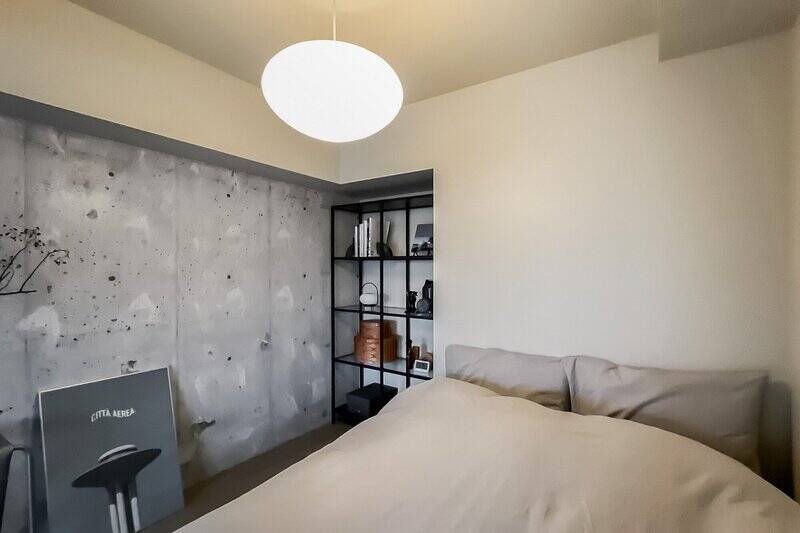 約5帖の洋室A。床はフローリングに切り替わり、壁の一部がコンクリート現しに。