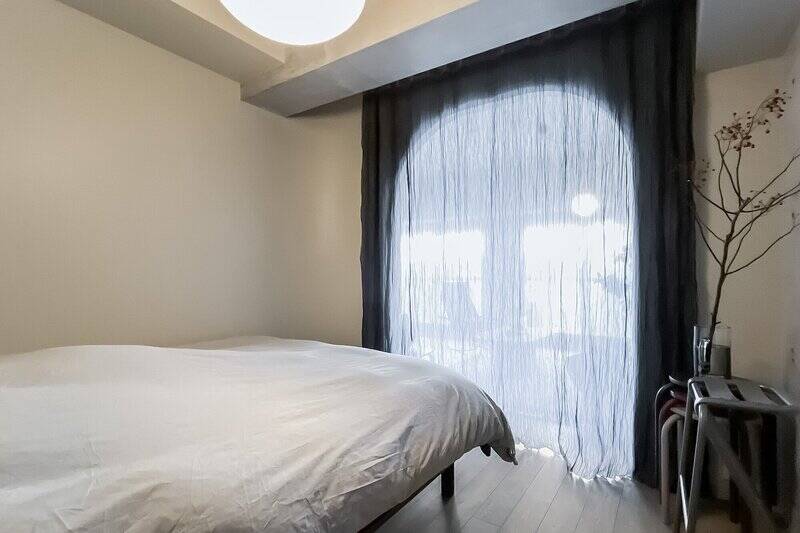 居室の仕切りとして使われているカーテンは、スイスのファブリックメーカー「クリエーションバウマン」のもの。LDKからの光をやさしく取り込みます。