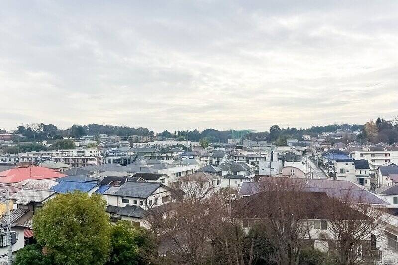 6階に所在する住戸からの眺め。高い建物がなく、遠くまで視線が抜けています。これは気持ちいい。