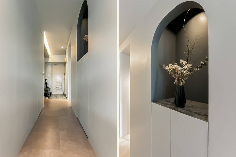 <b>左・</b>LDKを背に廊下を見たカット。／<b>右・</b>途中にニッチ収納が設けられています。スポットライトが灯り、展示スペースのよう。下部は両開きの収納スペースになっています。