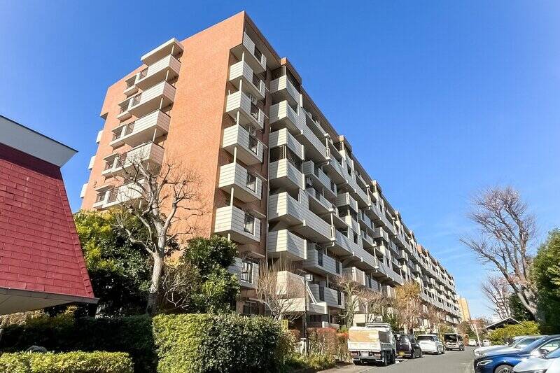 1983年竣工、全10棟総戸数299戸のビッグコミュニティ。今回ご紹介する棟は1982年11月に建築確認を取得しているため、新耐震基準に適合しています◎