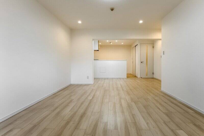 振り返ってもう1枚。ややくすんだ木目調のフローリングとホワイトで統一され、どんなインテリアも馴染みやすそうな内装です。