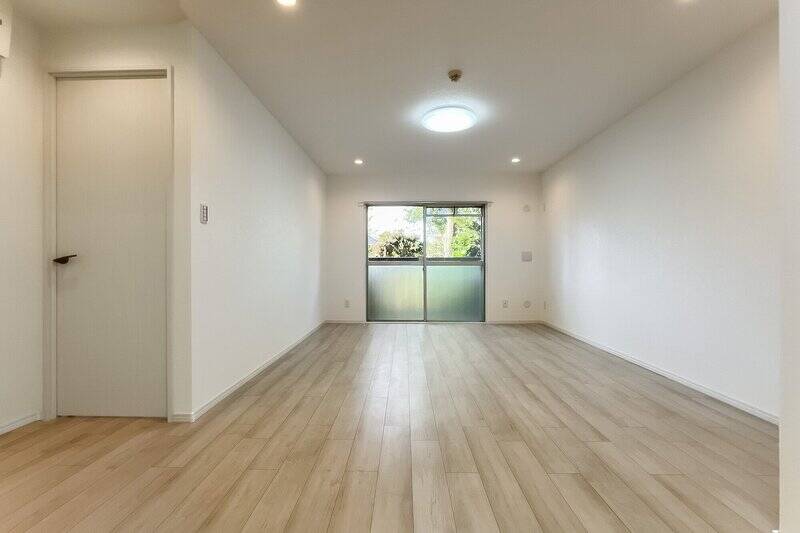 キッチン前からLDを見た様子。窓から見えるグリーンが目に優しい。左手の扉から洋室Aにアクセスします。