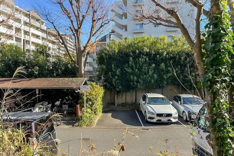洋室Bのバルコニーからの眺望。敷地内の駐車場に面しますが、1.5階くらいの高さのため、視線はそこまで気になることはなさそうです。