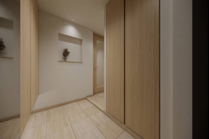 玄関扉を背にして正面には、インテリアを飾りやすいニッチスペースが。右手にはクローゼット、左手には姿見付きのシューズボックスを設けます。