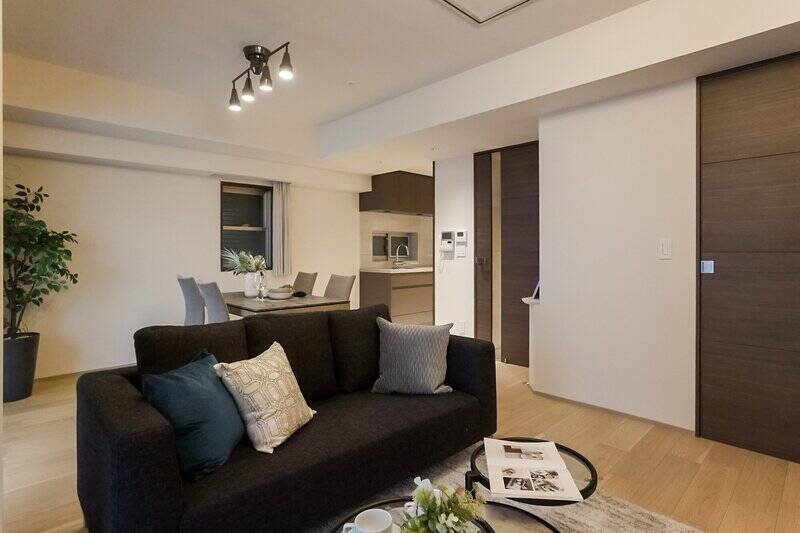 広さは約16.8帖。濃い木目が差し色となることで、空間がグッと落ち着いた雰囲気に。