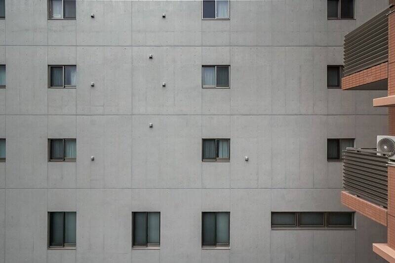 正面（南東側）は隣接するマンションと向き合っています。普段はレースカーテンを引いておくと安心です。