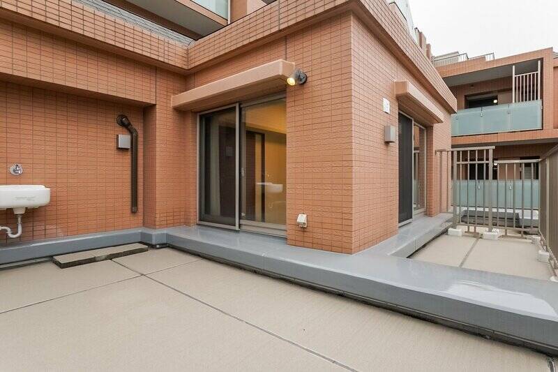 広さは約16㎡。スロップシンクが備わっているので、植物への水やりがしやすそうですね。