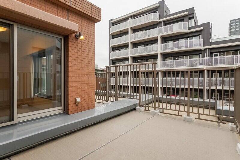 北東側の正面に建物が建っていますが、通りを挟んでいるため距離は取れていますよ。