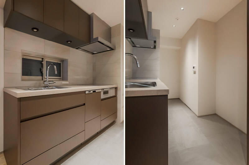 大判のタイルがあしらわれた、食洗機・ディスポーザー・IHクッキングヒーター完備のシステムキッチン。換気用の窓があるので、ニオイがこもることはなさそう。背面にはカップボードを置けるスペースを用意します。