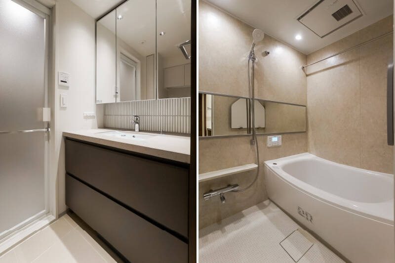 <b><b>左・</b></b>細長いタイルがあしらわれた上品な洗面台。／<b><b>右・</b></b>石調のパネルが使われたバスルーム。こちらも上品な雰囲気です。