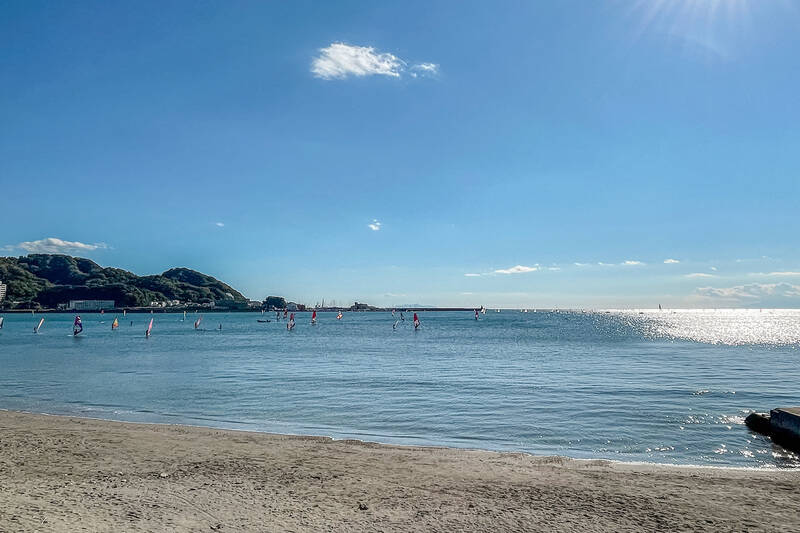 やってきました!青い空!青い海!海と山を一緒に望めるのが「逗子海岸」の気持ちよさ! 雄大な自然が身近な環境です。(3km)