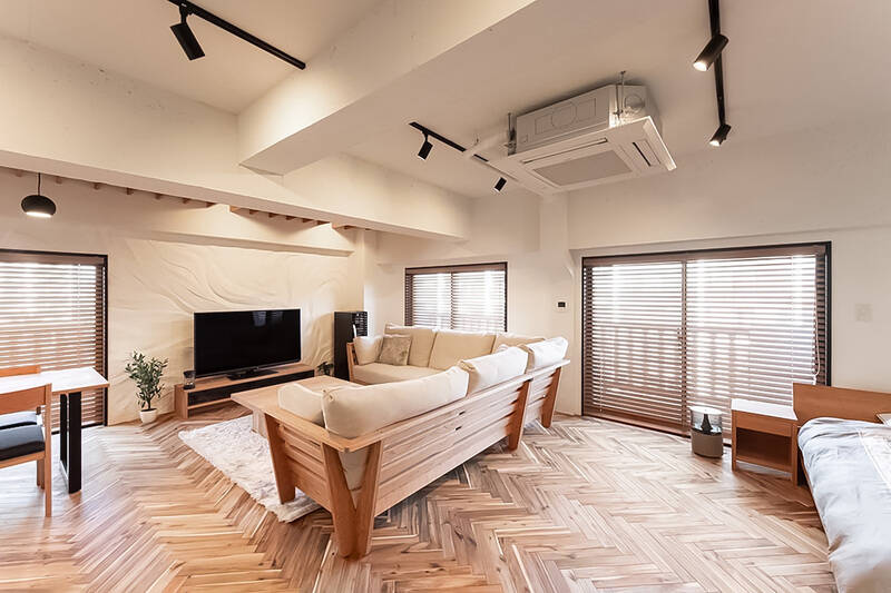 か、かわいい〜! ヘリンボーン貼りのアカシアの無垢材フローリングが素敵です。