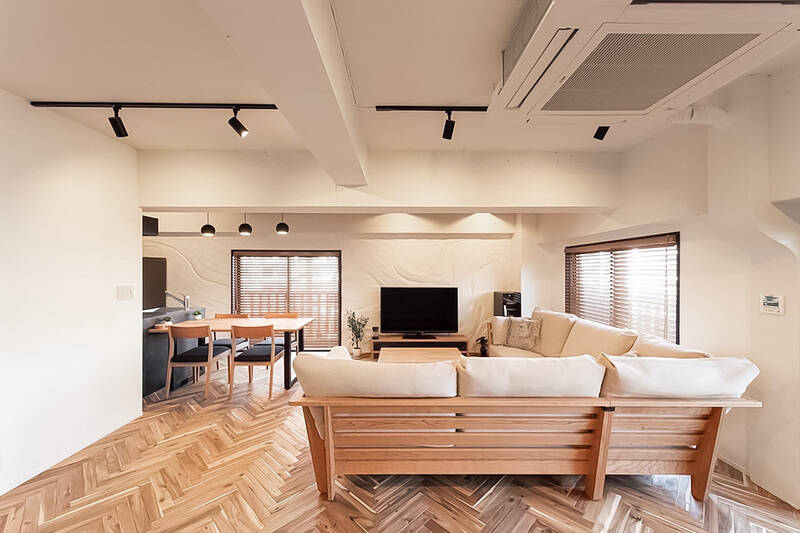 正面の壁には「コテ波仕上げ」が施されていて、リビングでも “波” を感じることができますね。