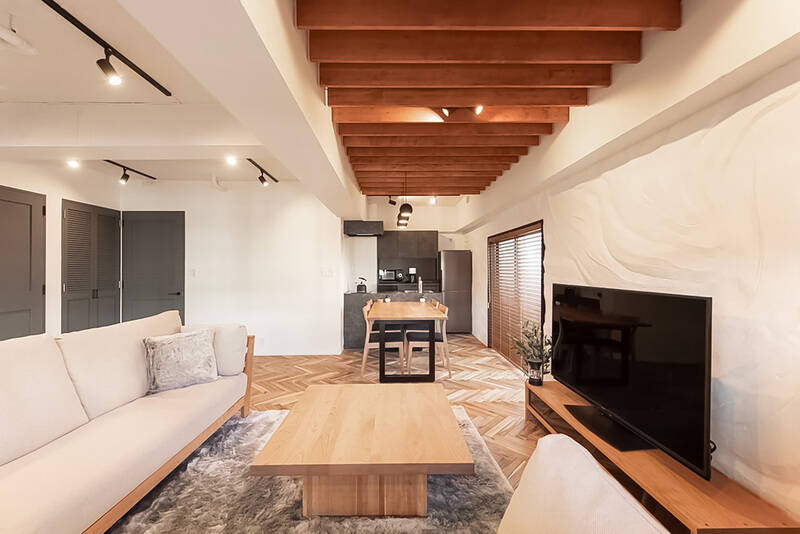 キッチンと建具はグレーで統一されています。天井の木部もアクセントになっていておしゃれ!