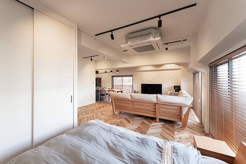 リビングとベッドスペースが一体となったワンルームの間取り。ベッドスペースの周りには、収納が2箇所備わっています。