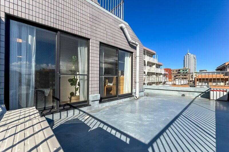 今回ご紹介する物件は、“3LDK＋ルーフバルコニー付き” の住戸。専有面積約92㎡と屋外空間がもたらす広がりが、余白のある暮らしを叶えてくれそうな住まいです。